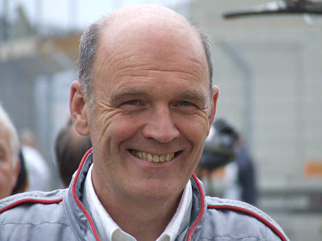 Teamchef Dr. Ulrich fra Audi teamet konstatere tørt at det ser ud til at Audi'en med nummer 7 tilsyneladende løber ind i alle de problemer som det er muligt!